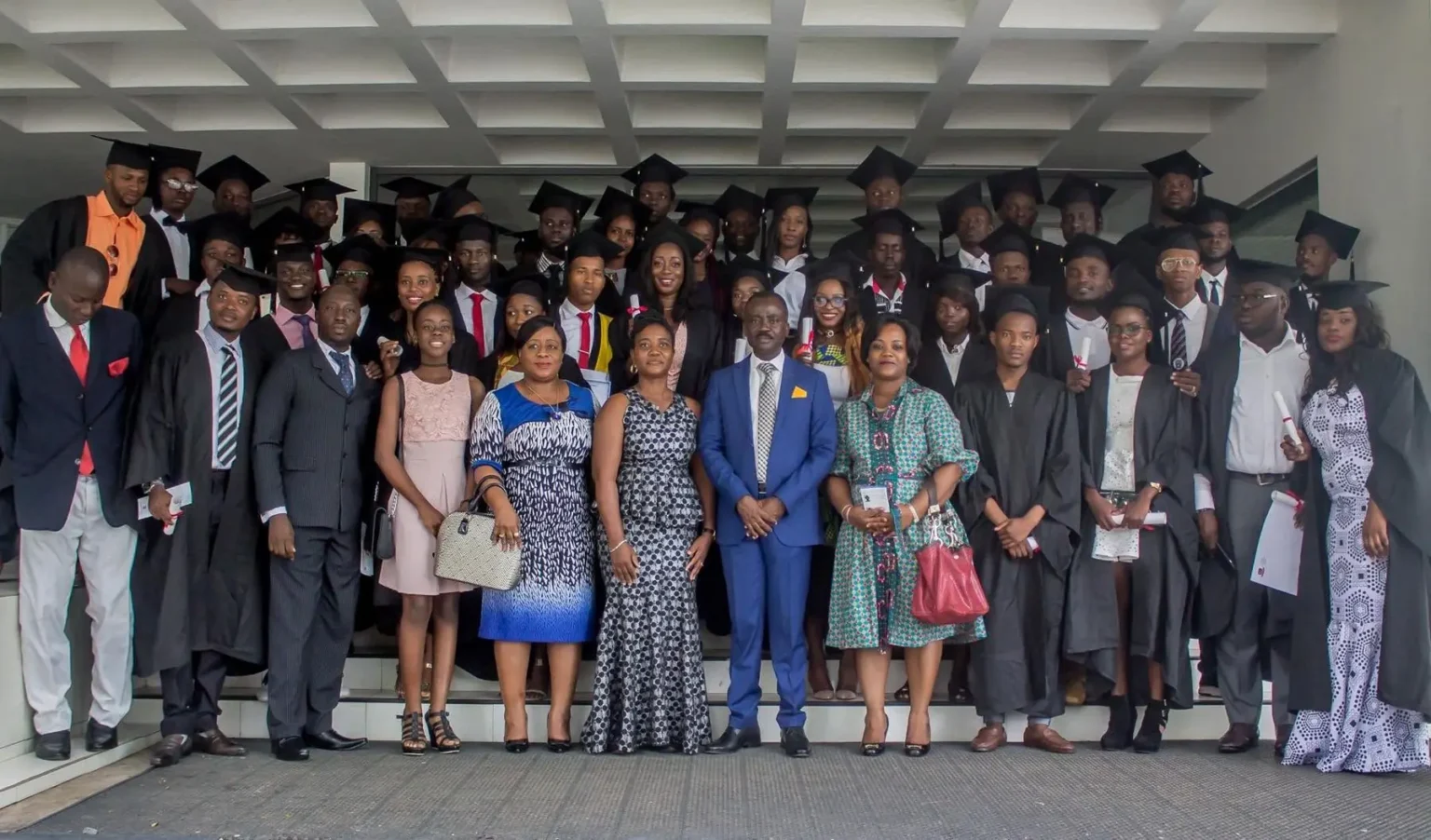 Photo de groupe lors d'une cérémonie de graduation d'IPI
