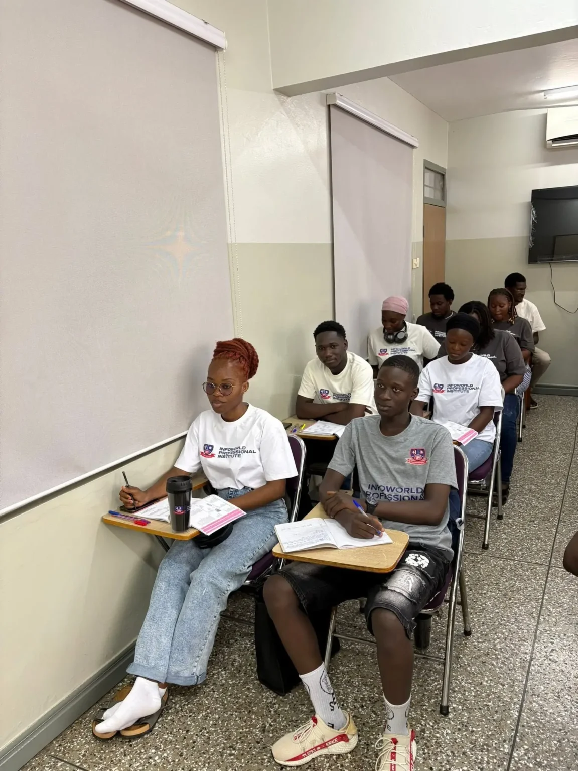 Étudiants en cours d'anglais dans une salle de classe climatisée d'IPI à Accra