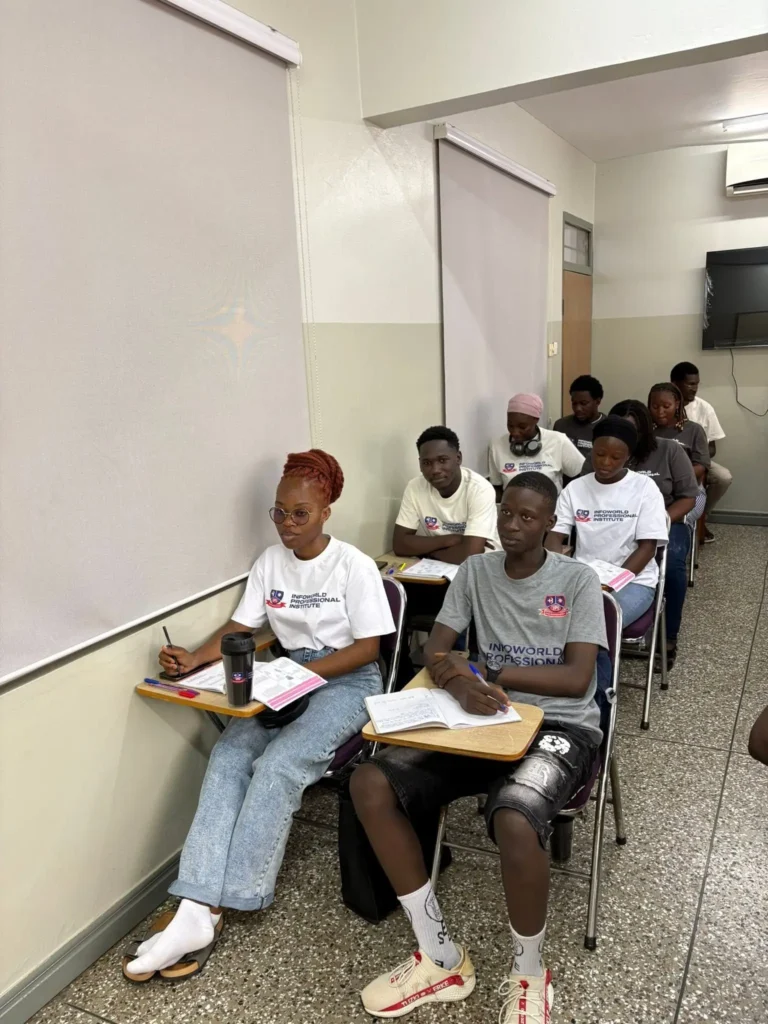 Étudiants en cours d'anglais dans une salle de classe climatisée d'IPI à Accra
