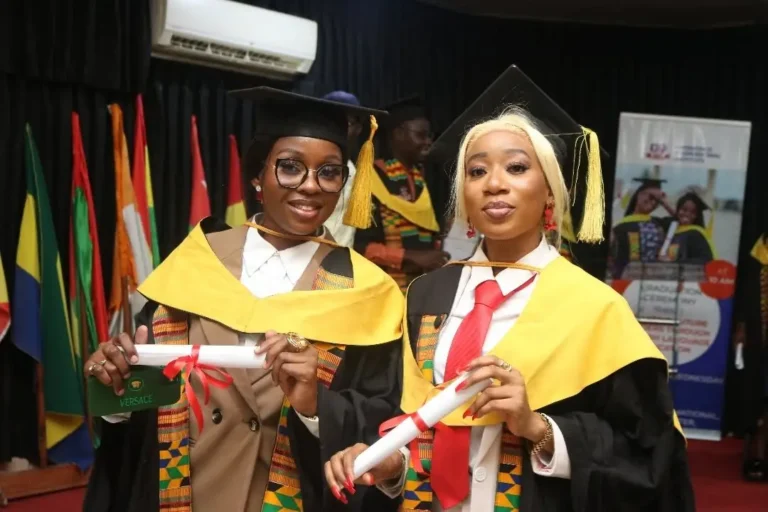 Deux diplômées d'IPI en étole kente tenant leur diplôme