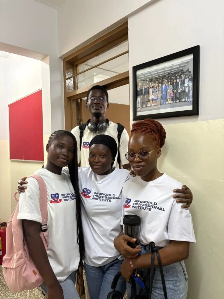 Étudiantes d'Infoworld Professional Institute souriantes sur le campus d'Accra