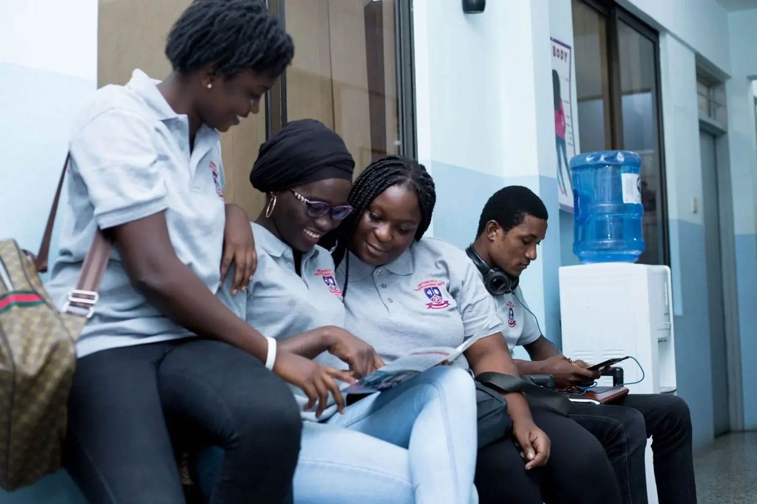 Étudiantes francophones travaillant ensemble pendant un cours d'anglais à Accra