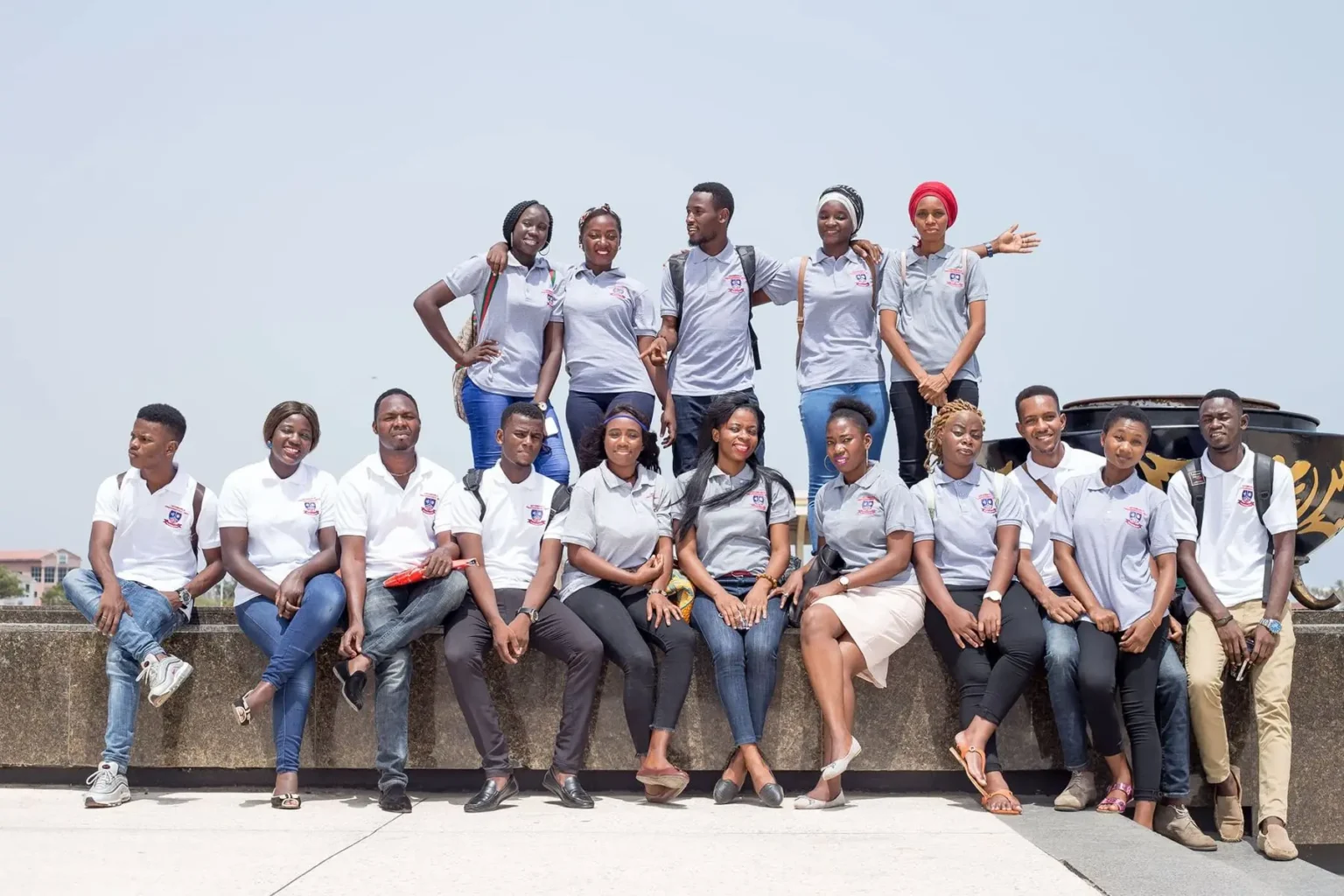 Étudiants d'IPI en t-shirt de l'institut posant ensemble à Accra