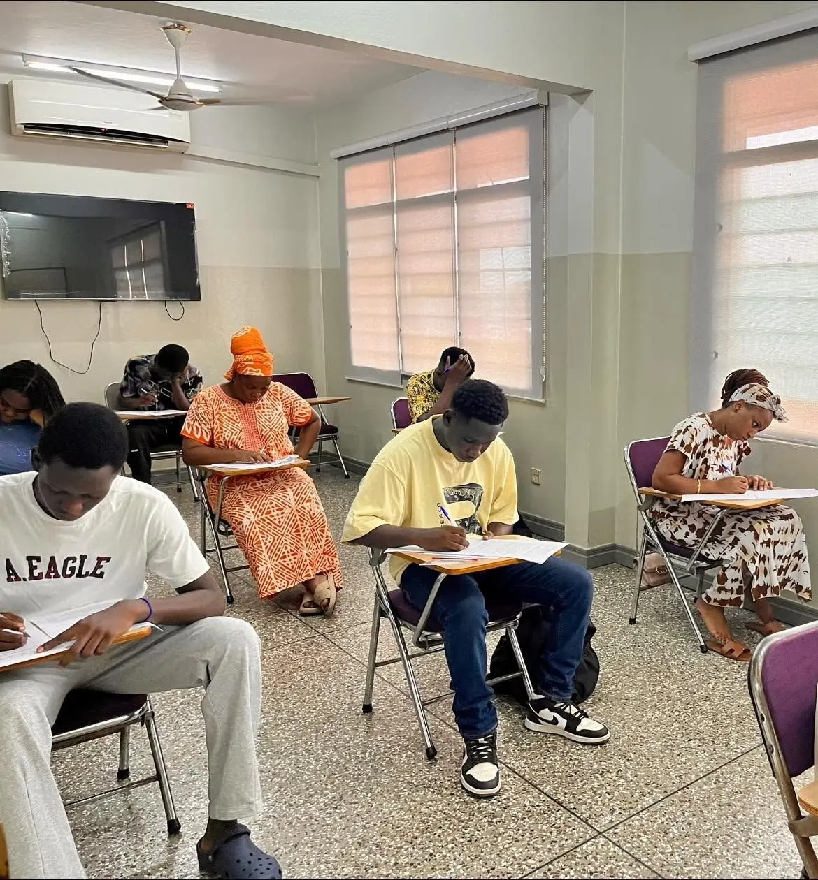 Étudiants d'IPI concentrés pendant un examen d'anglais en salle climatisée