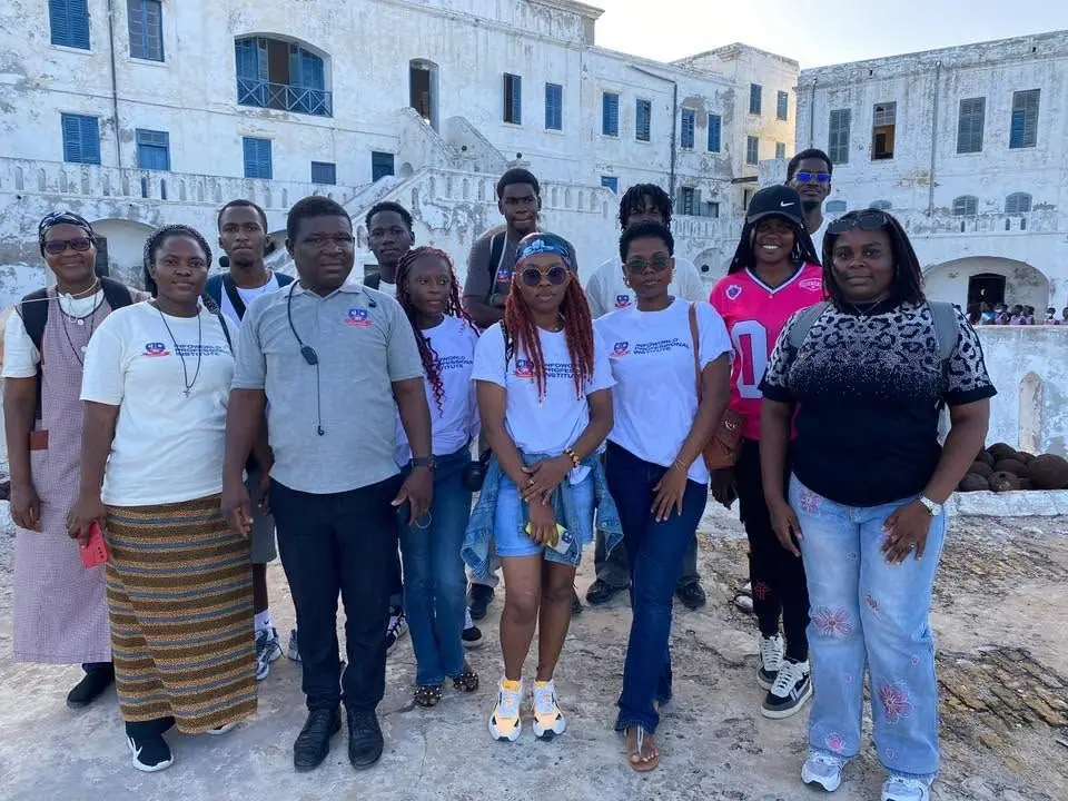 Groupe d'étudiants d'IPI en excursion sur un site historique du Ghana