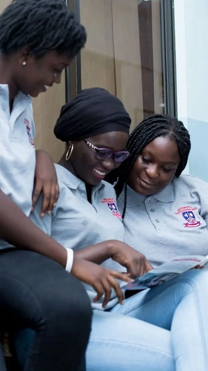 Étudiantes francophones travaillant ensemble pendant un cours d'anglais à Accra