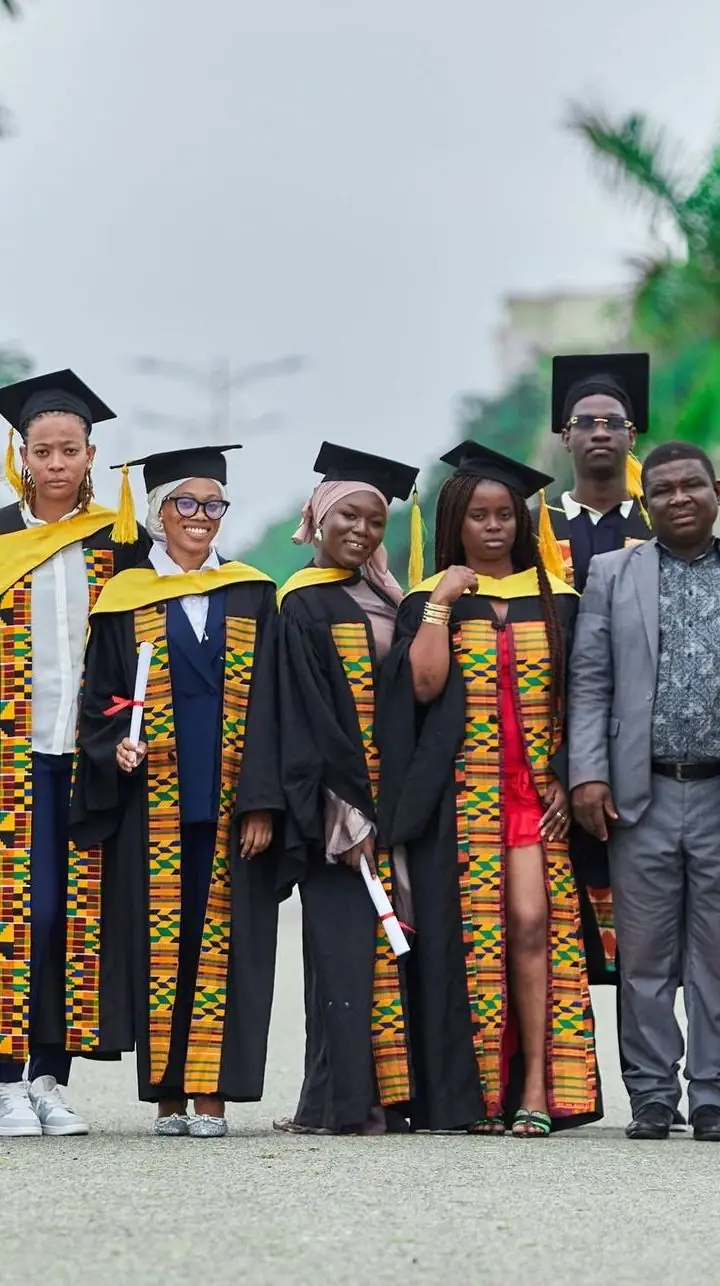 Promotion de diplômés d'IPI en toge et étole kente lors de la cérémonie de graduation à Accra