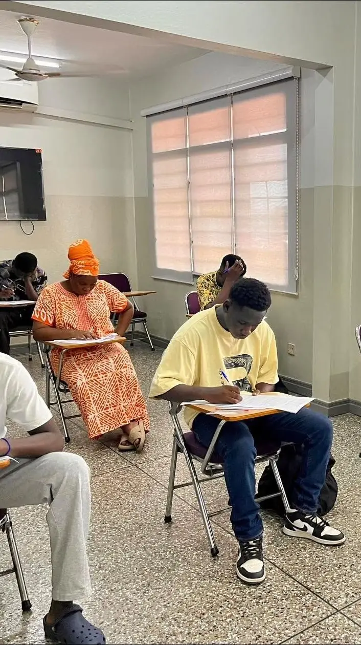 Étudiants d'IPI concentrés pendant un examen d'anglais en salle climatisée