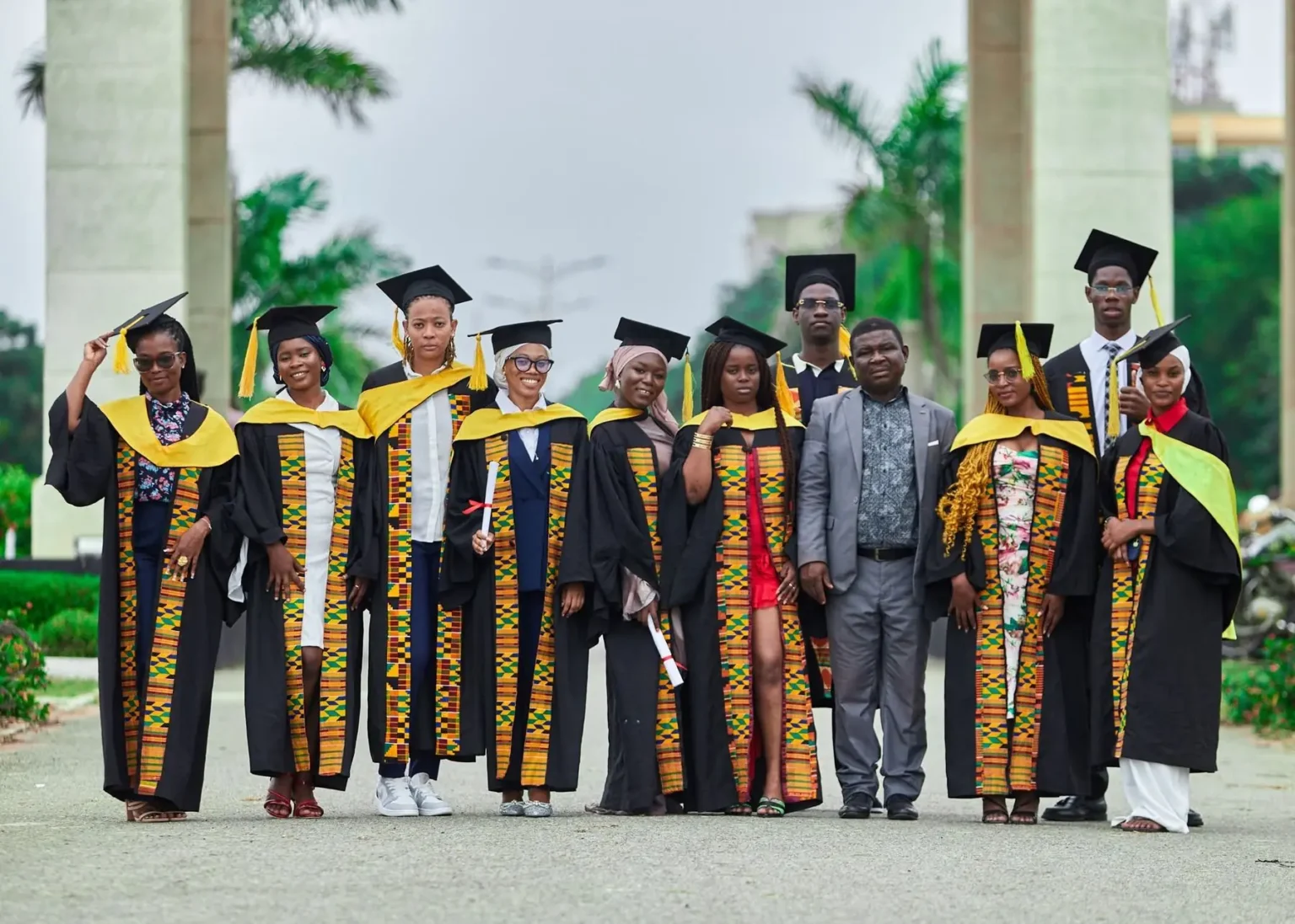 Promotion de diplômés d'IPI en toge et étole kente lors de la cérémonie de graduation à Accra