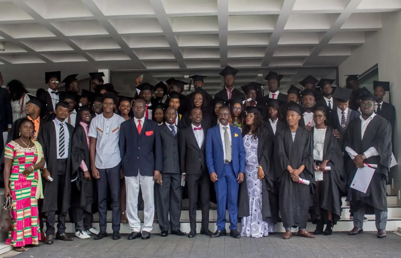 Grande promotion de diplômés d'Infoworld Professional Institute à Accra