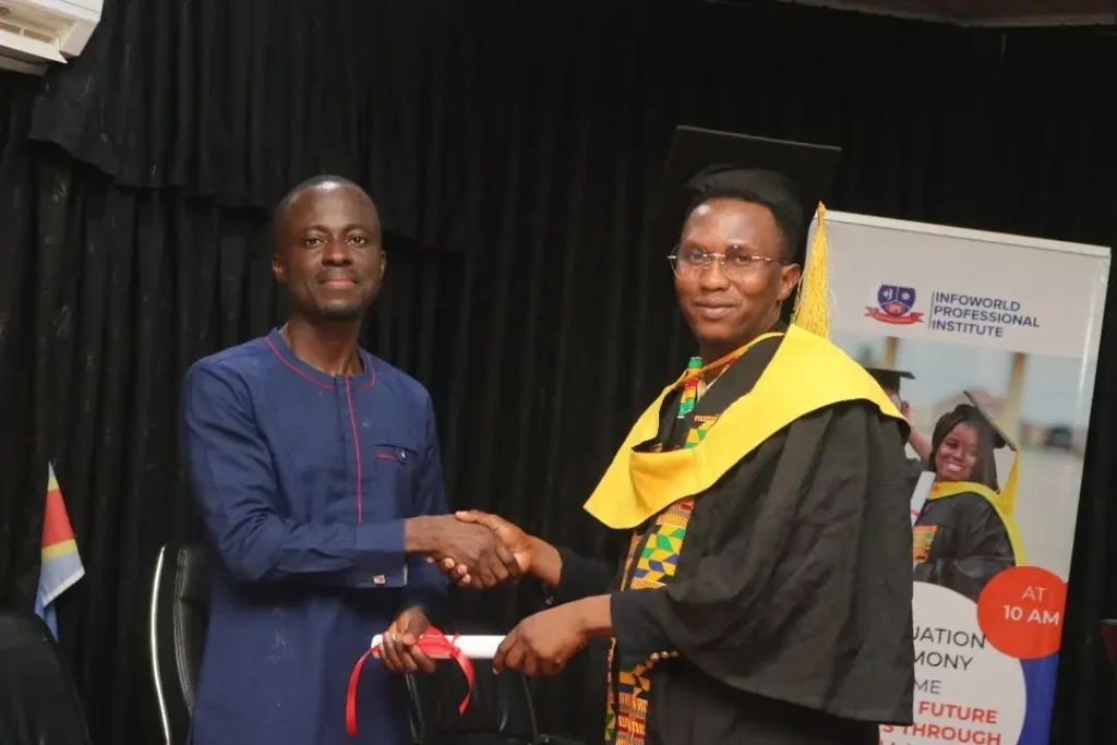 Un diplômé d'IPI reçoit son diplôme avec une poignée de main