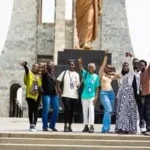 Étudiants d'IPI devant la statue de Kwame Nkrumah au parc mémorial d'Accra